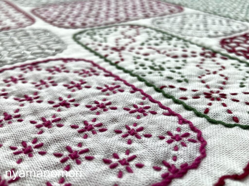 刺し子の花ふきん角丸ならべ
