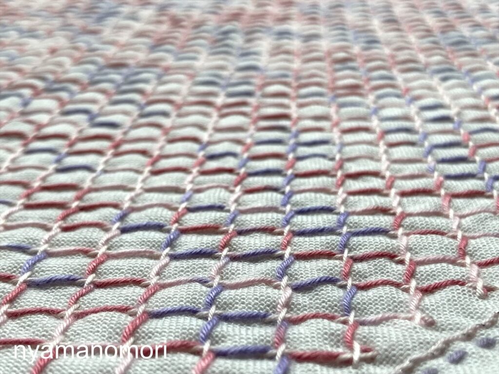 刺し子クロス方眼応用くぐり刺し 波