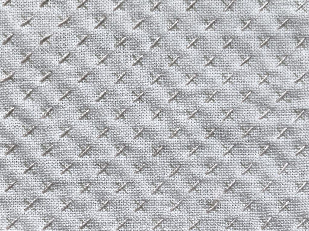 クロス方眼応用くぐり刺し　波